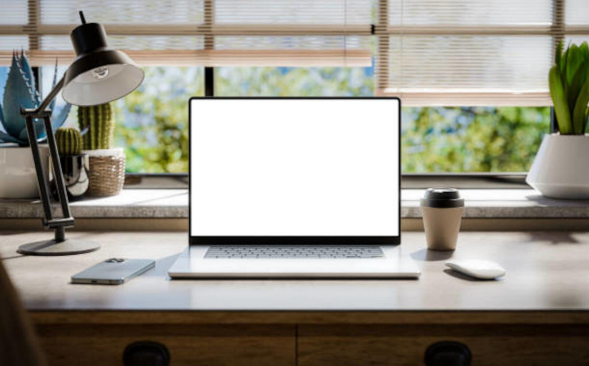 Laptop auf einem Schreibtisch mit einem leeren Bildschirm, umgeben von Büromaterialien, im Kontext mit Jenseitskontakte Jana Lorenz.