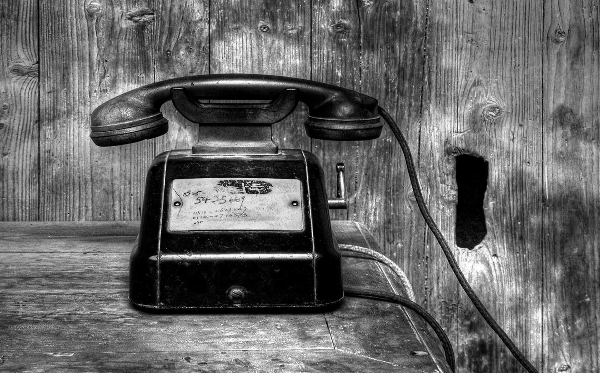 Schwarz-weiß-Foto eines alten Telefons mit Wählscheibe und nostalgischem Design, im Kontext mit Jenseitskontakte Jana Lorenz.
