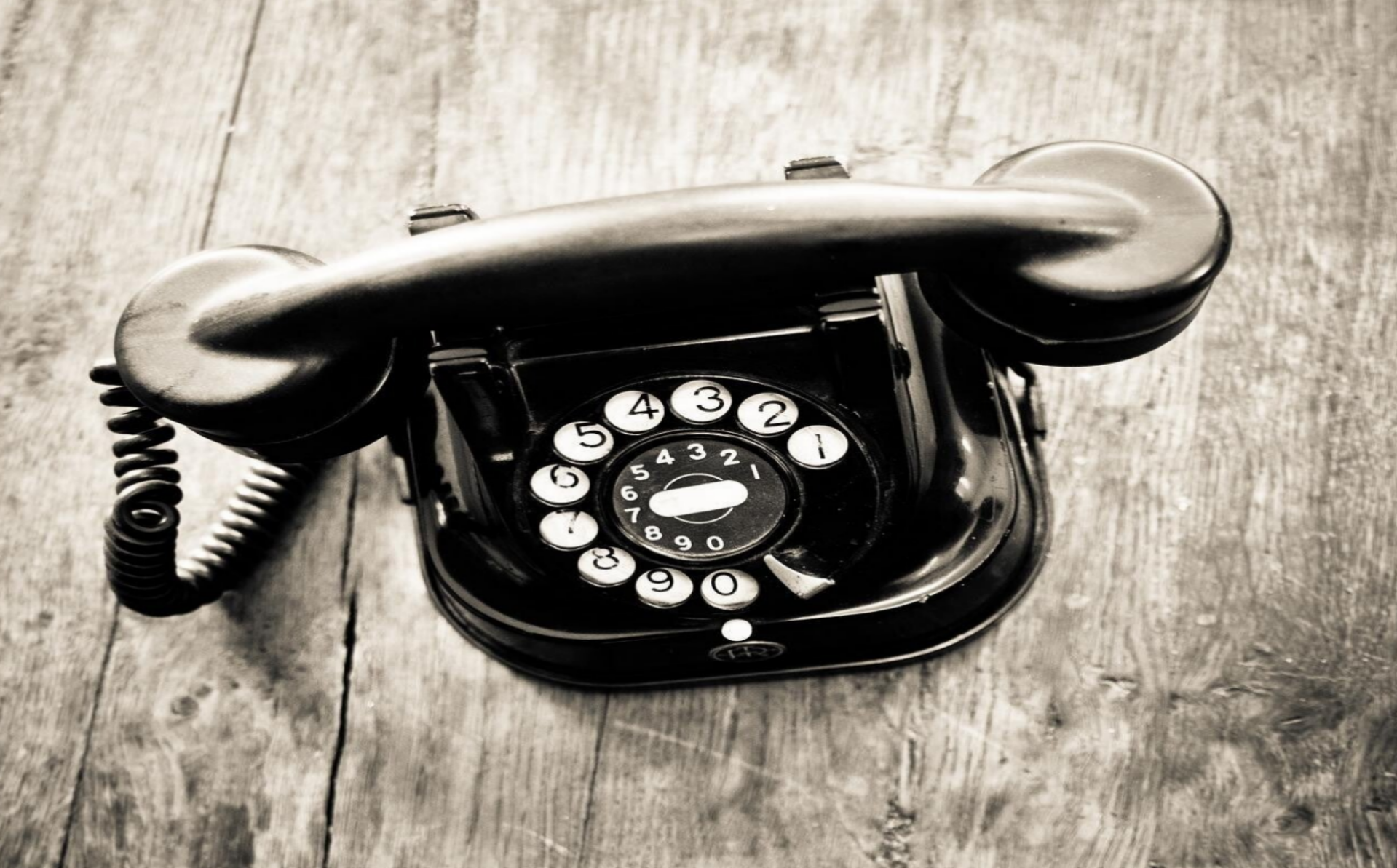 Nostalgisches Telefon in sepia-Tönen, elegant auf einem Tisch platziert, strahlt Retro-Charme aus, im Kontext mit Jenseitskontakte Jana Lorenz.