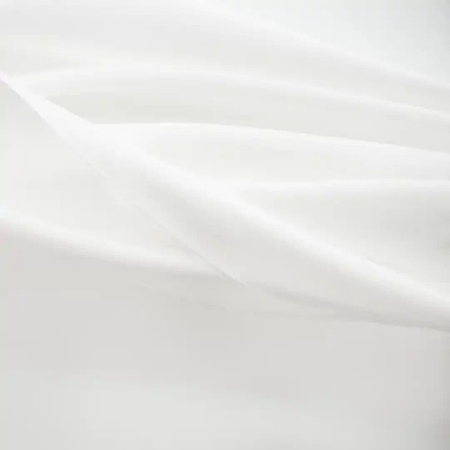 Weiche, glatte Stofffalten in hellem Material, im Kontext mit Jenseitskontakte Jana Lorenz.