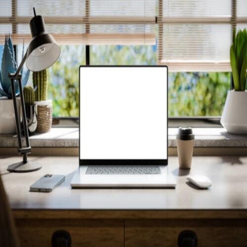 Laptop auf einem Schreibtisch mit einem leeren Bildschirm, umgeben von Büromaterialien, im Kontext mit Jenseitskontakte Jana Lorenz.