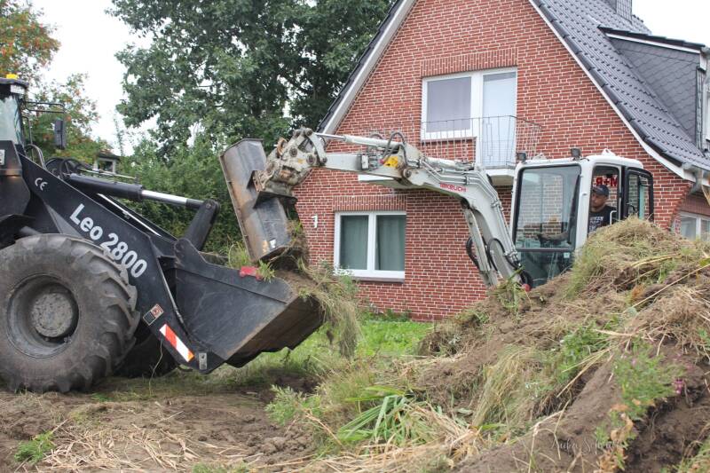 Erdarbeiten mit Bagger und Lader