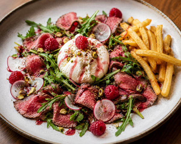 Salade red meat radijs en burrata | framboos | rucola | pistache | friet