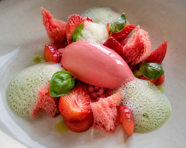 Aardbeien met een ruby (roze chocolade) mousse en basilicumschuim