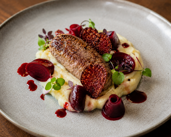 Gebakken kalfsoester met biet en aardappelpuree