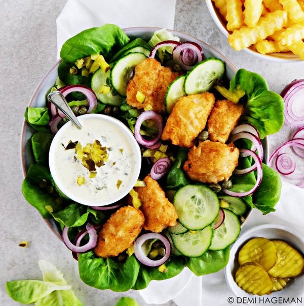 Salade met kibbeling ravigote saus en friet