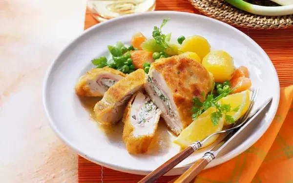 Kip cordon Bleu met seizoen groenten en friet