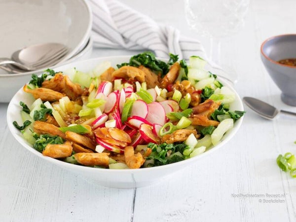 Salade kippendijen met sesam en soja