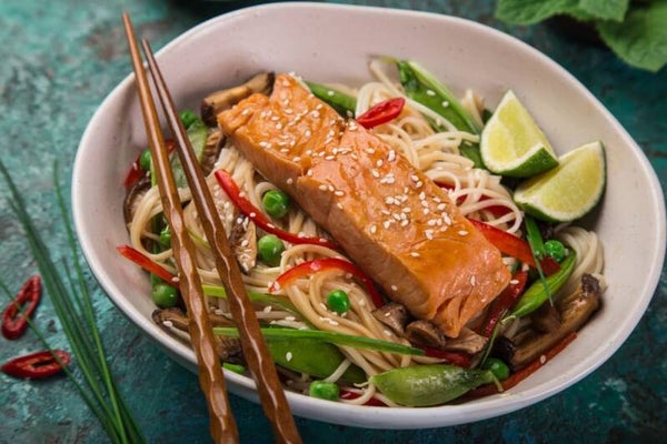 Zalm uit de oven met noodles en thom kha gai saus