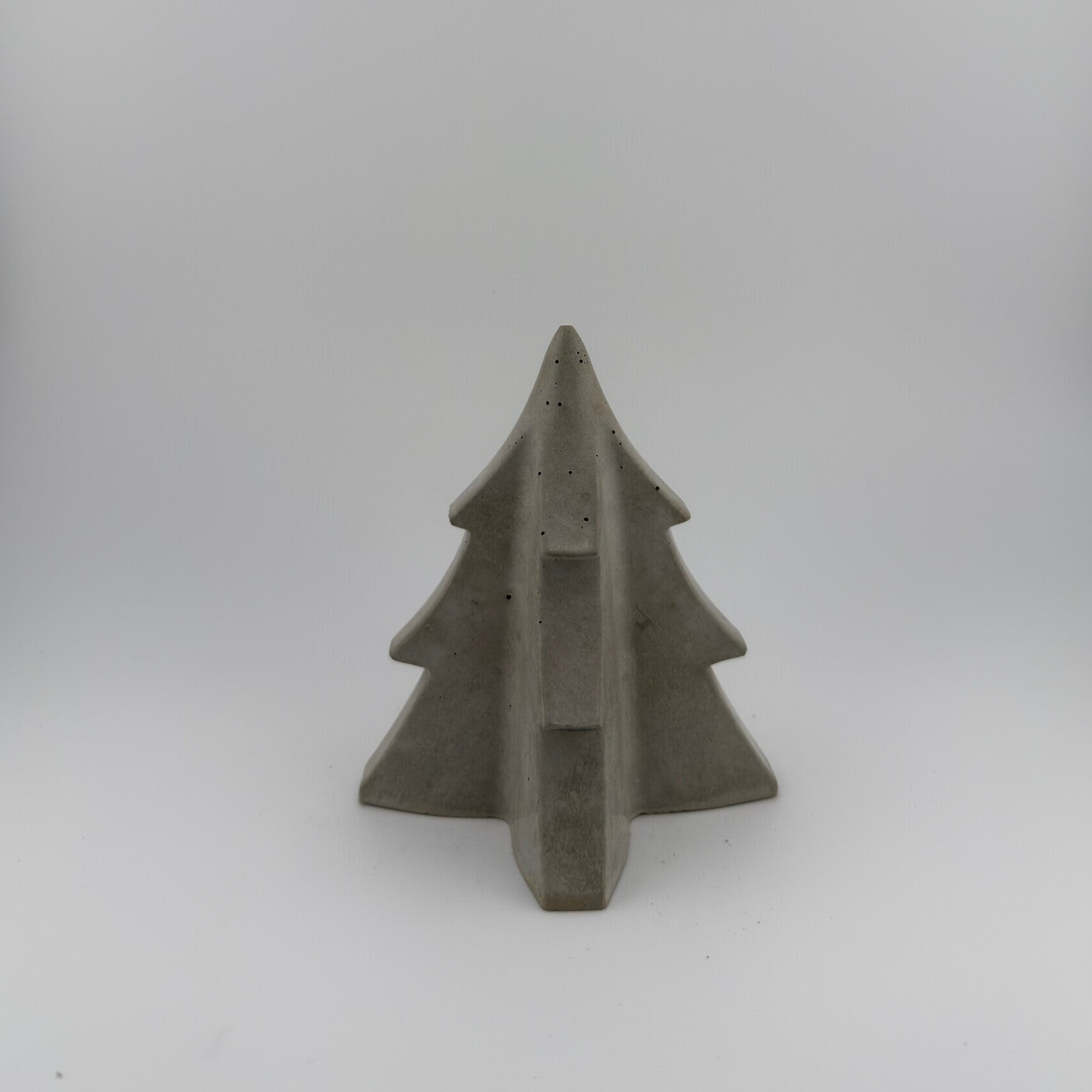 Großer Beton-Tannenbaum – Moderne Weihnachtsdeko