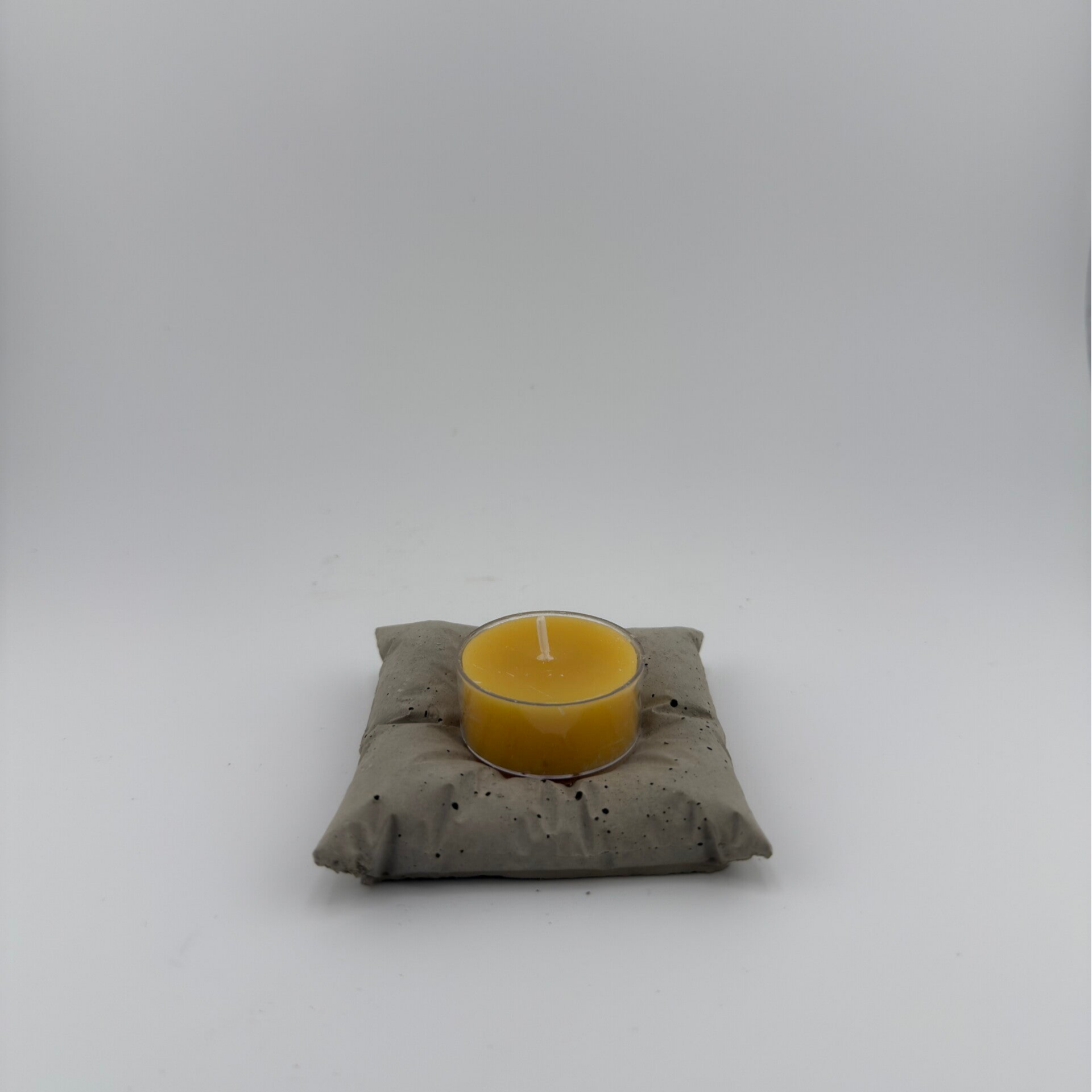 Beton-Kerzenhalter „Kissenform“ – 7,5 × 7,5 cm