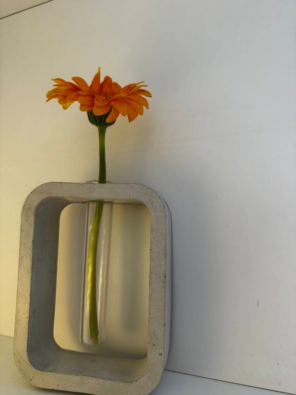 Vase modern mit einem Glasröhrchen