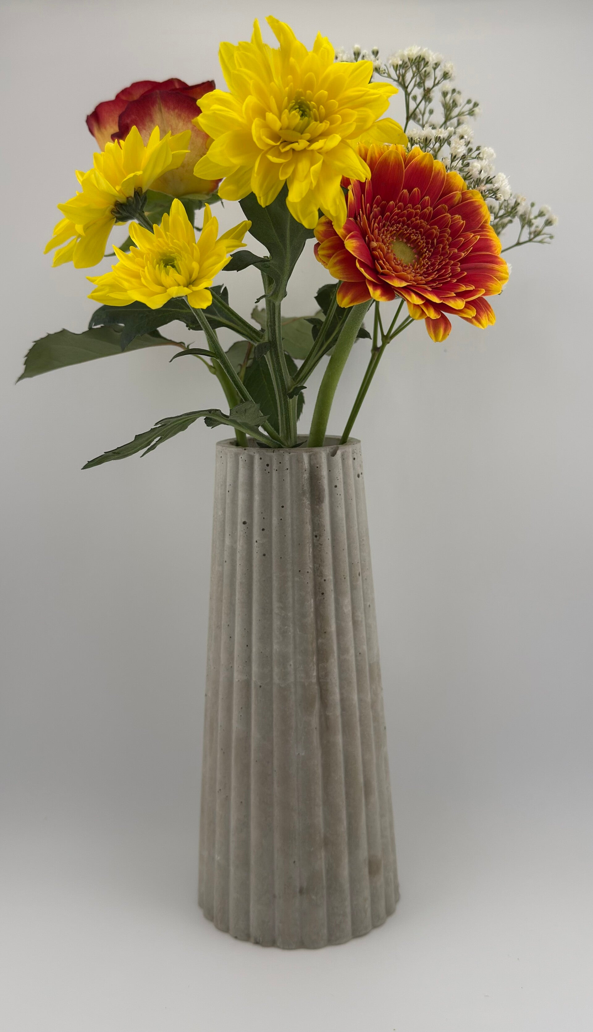 Hohe Betonvase mit Rillenstruktur – Modernes Design