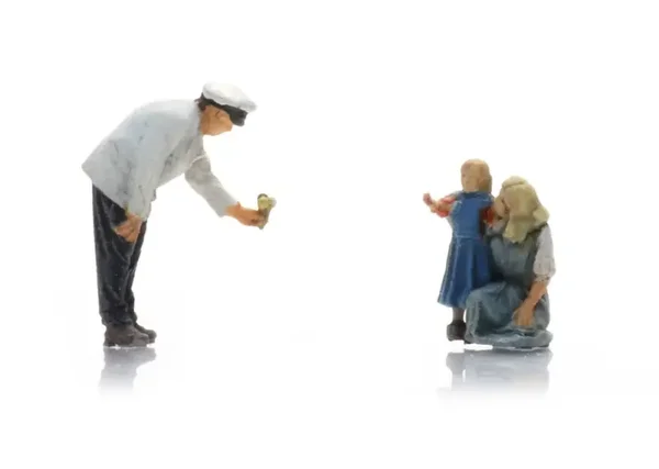 AR Ijsverkoper met moeder en kind in HO + N schaal