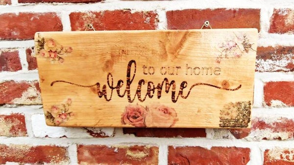 Stevige houten, handgegraveerde wandplank met tekst en deco naar keuze