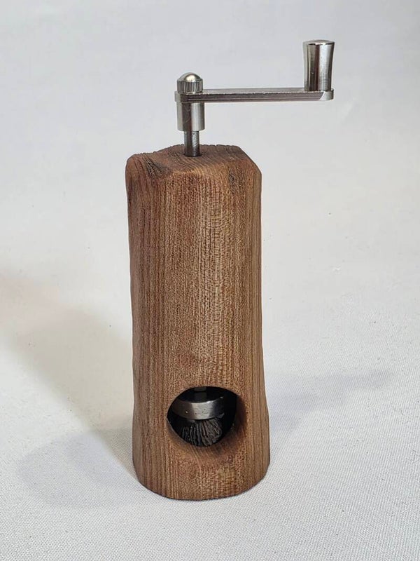 Muskatnussmühle geschnitzt