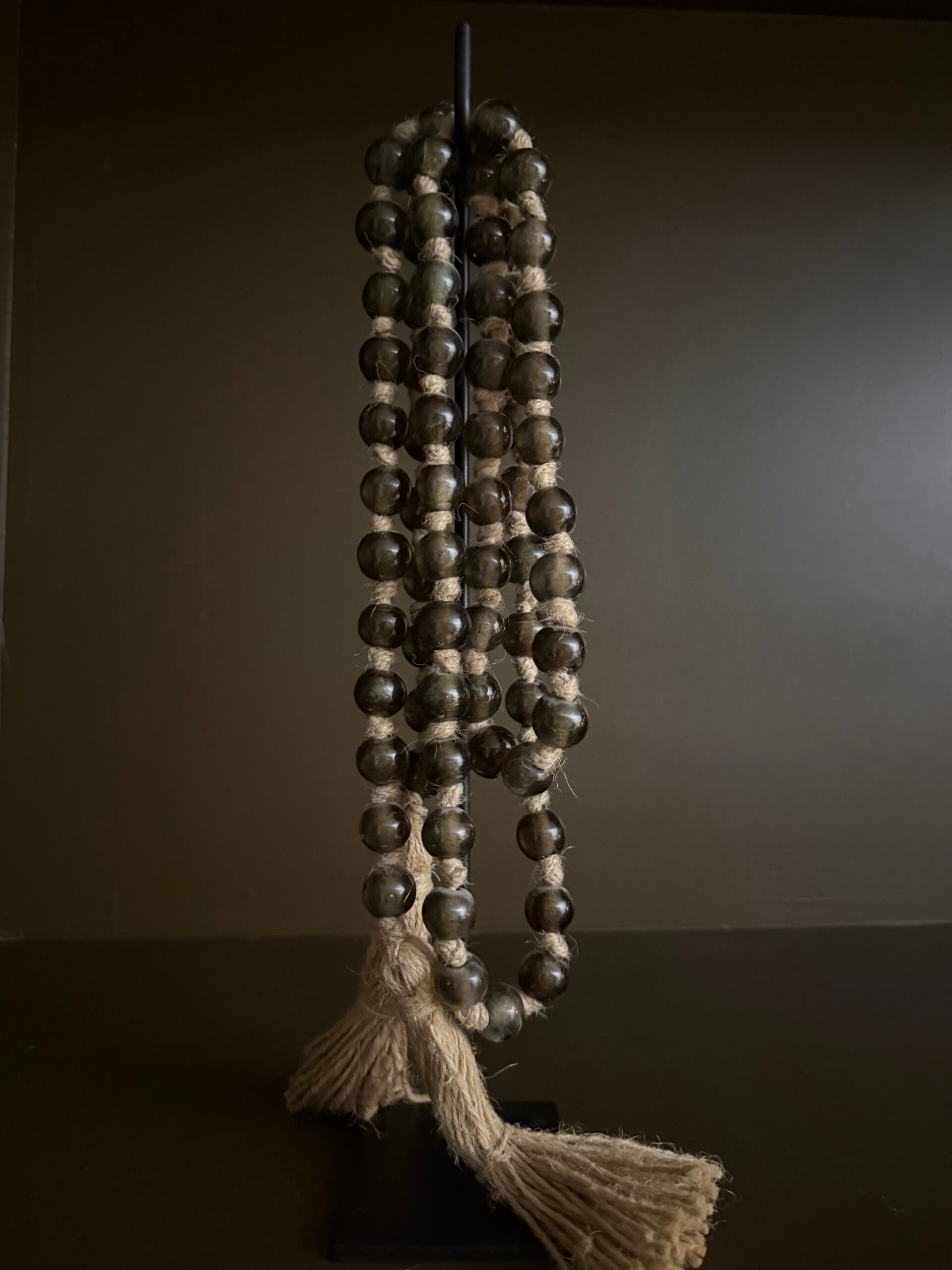 Kralenketting op voet | ronde graskralen bruin
