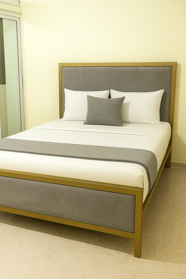 Cama en hierro tapizada