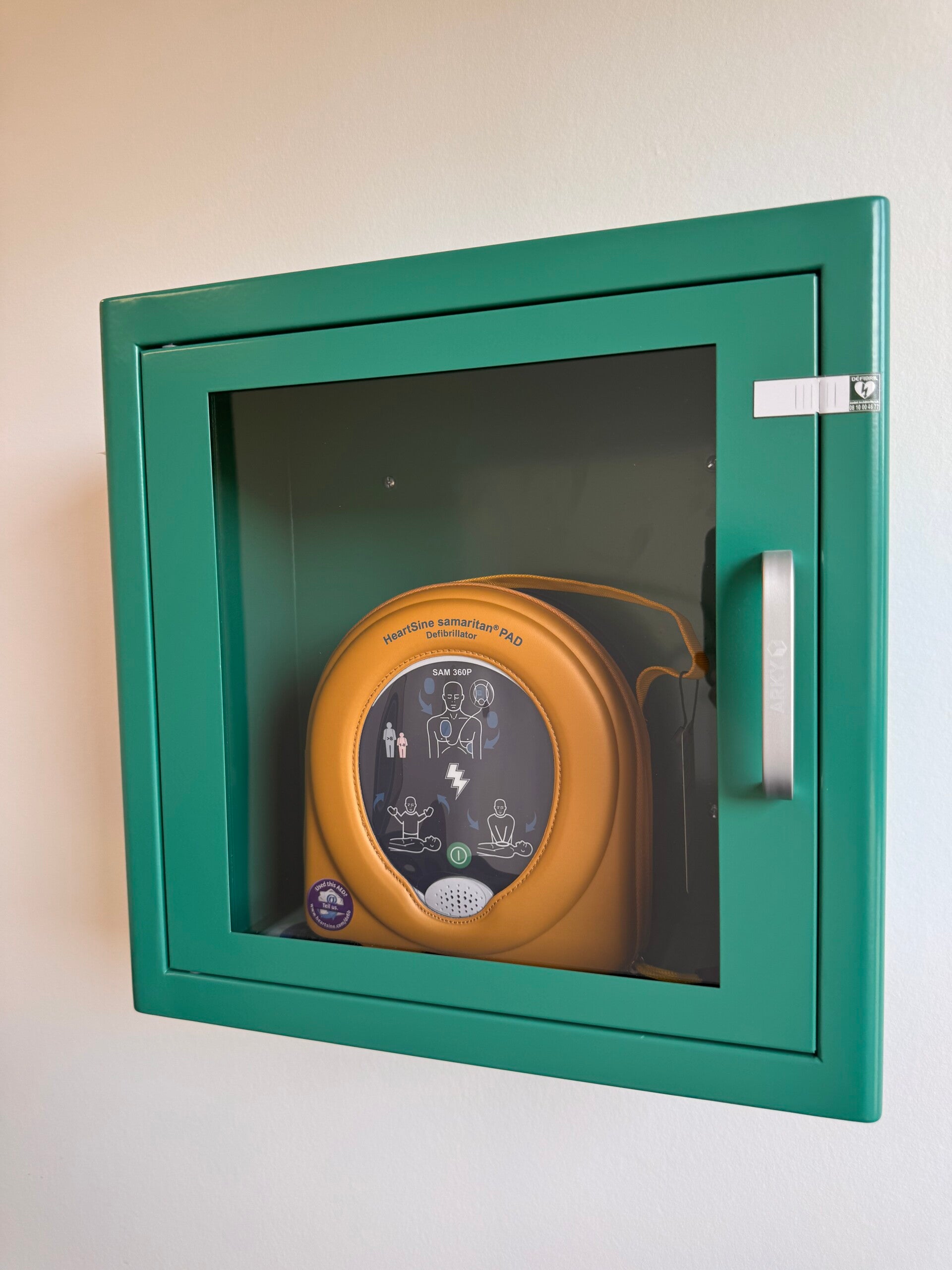 défibrillateur en cours d'utilisation