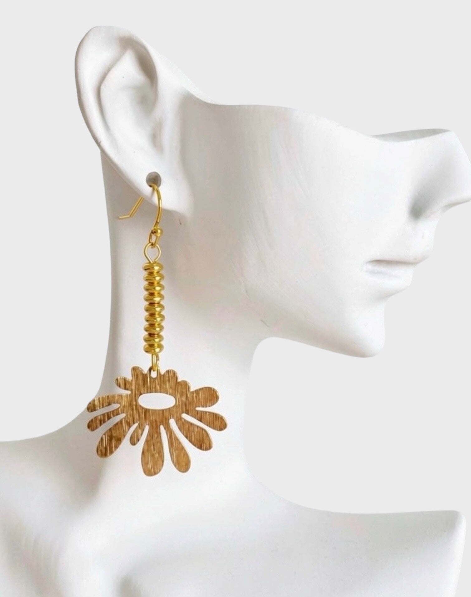 boucles d’oreilles fleur amazonie laiton brut brossé acier inoxydable doré design organique IslaBra 5,5 cm