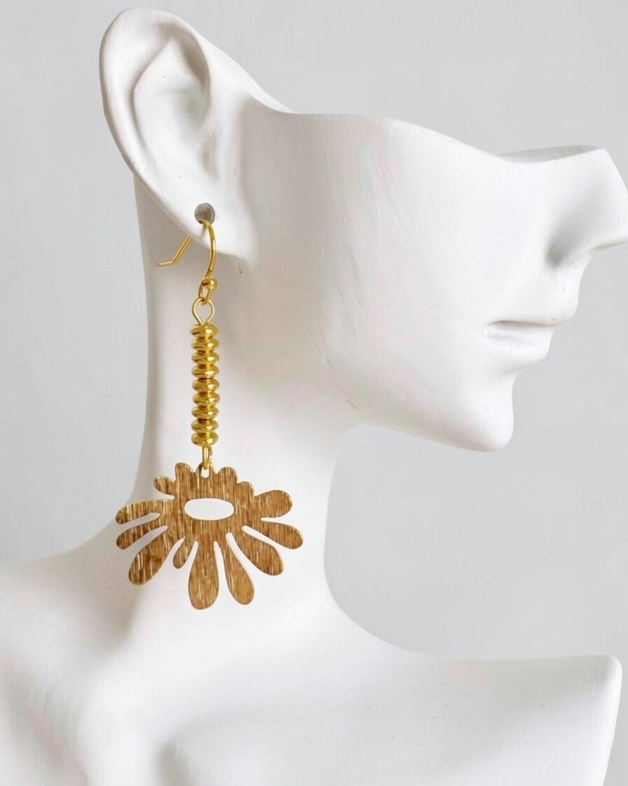 boucles d’oreilles fleur amazonie laiton brut brossé acier inoxydable doré design organique IslaBra 5,5 cm