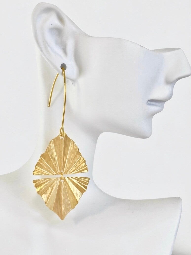 boucles d’oreilles longues laiton doré texturé acier inoxydable design bohème IslaBra 7,5 cm