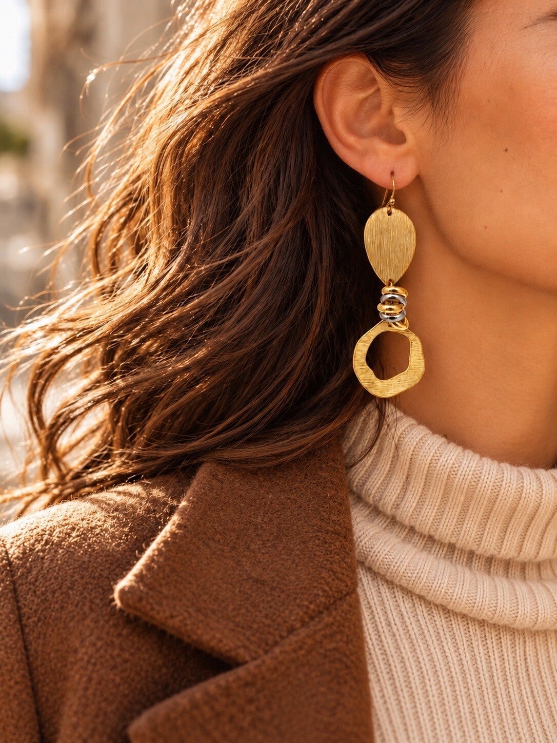 Boucles d'oreilles longues asymetriques bicolore Ailaigue en laiton doré brossé et acier inoxydable doré style bohème chic IslaBra.