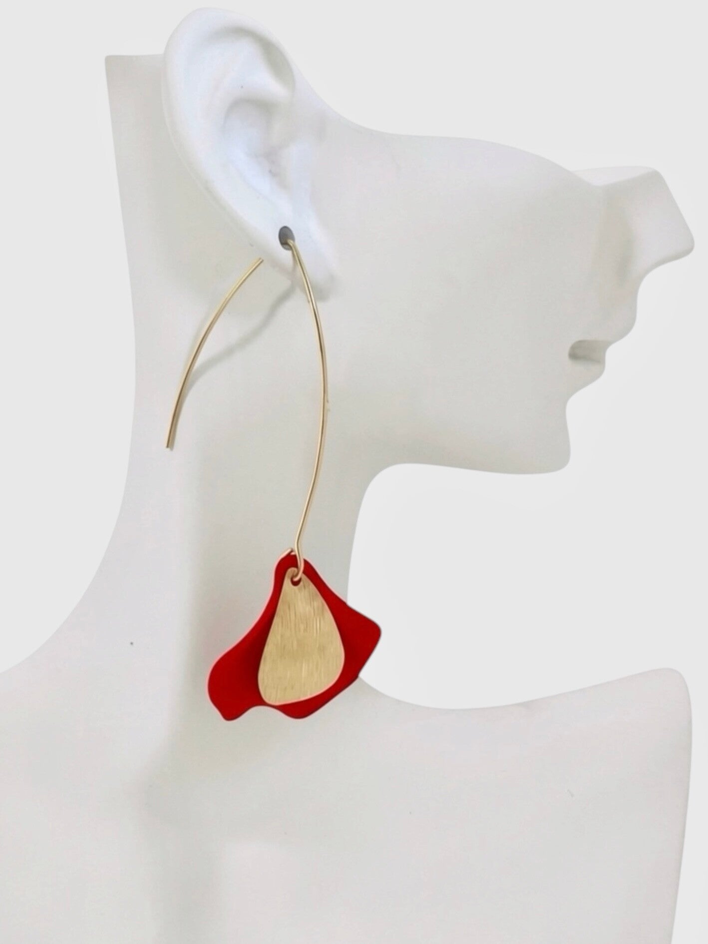 Boucles d’oreilles pétale rouge acrylique laiton dore acier inoxydable, design bohème léger – IslaBracm