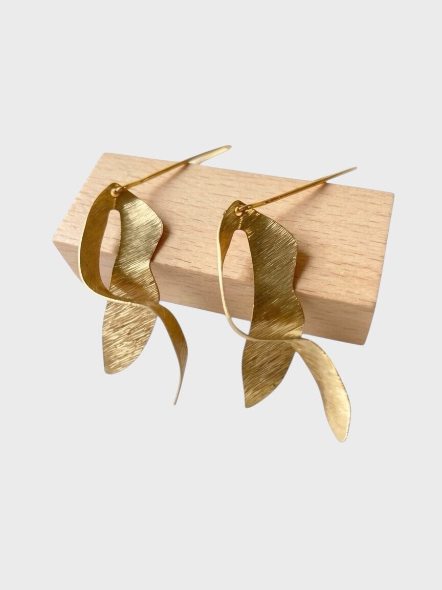 boucles d’oreilles vagues laiton brut brossé acier inoxydable doré design organique IslaBra 7 cm