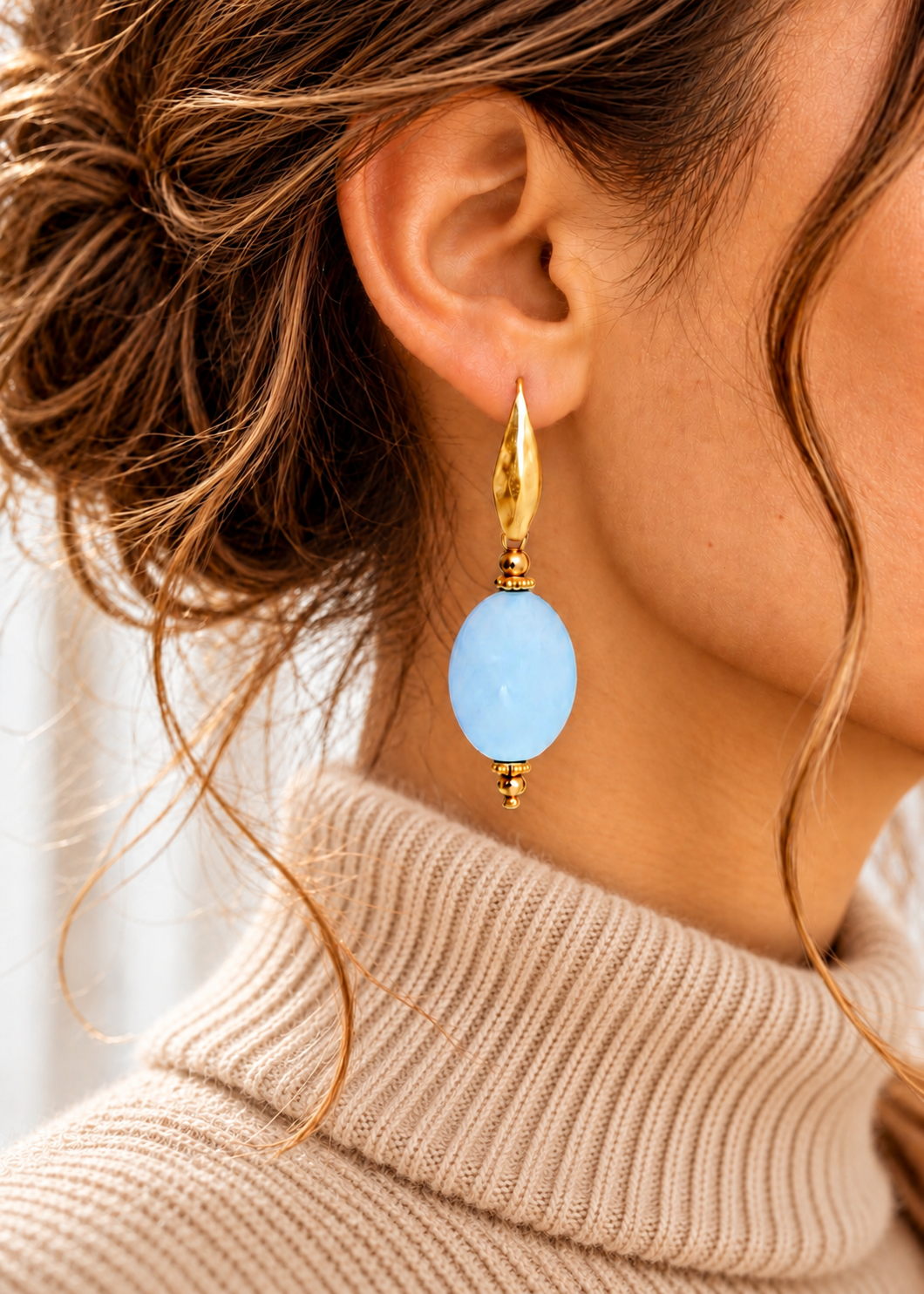 Boucles d'oreilles de créateur Horizon style rétro bohème chic en acier inoxydable doré et perle ovale en acrylique bleue haut qualité IslaBra.