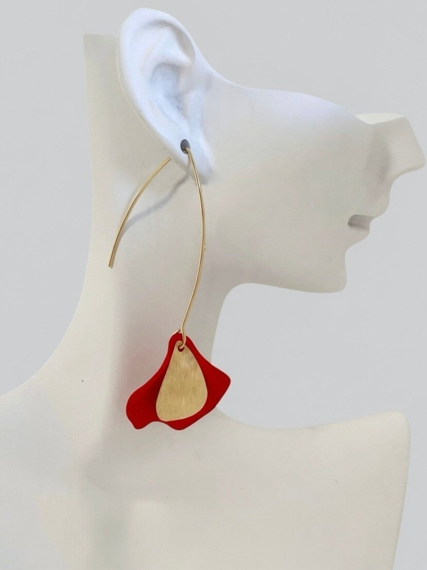 boucles d'oreilles petale acrylique rouge et laiton dore avec acier noxydable pendante boheme islabra