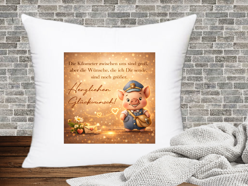 Die Kilometer zwischen uns sind groß, aber die Wünsche, die ich Dir sende, sind noch größer. Herzlichen Glückwunsch! - Kissenhülle Schweinige Post