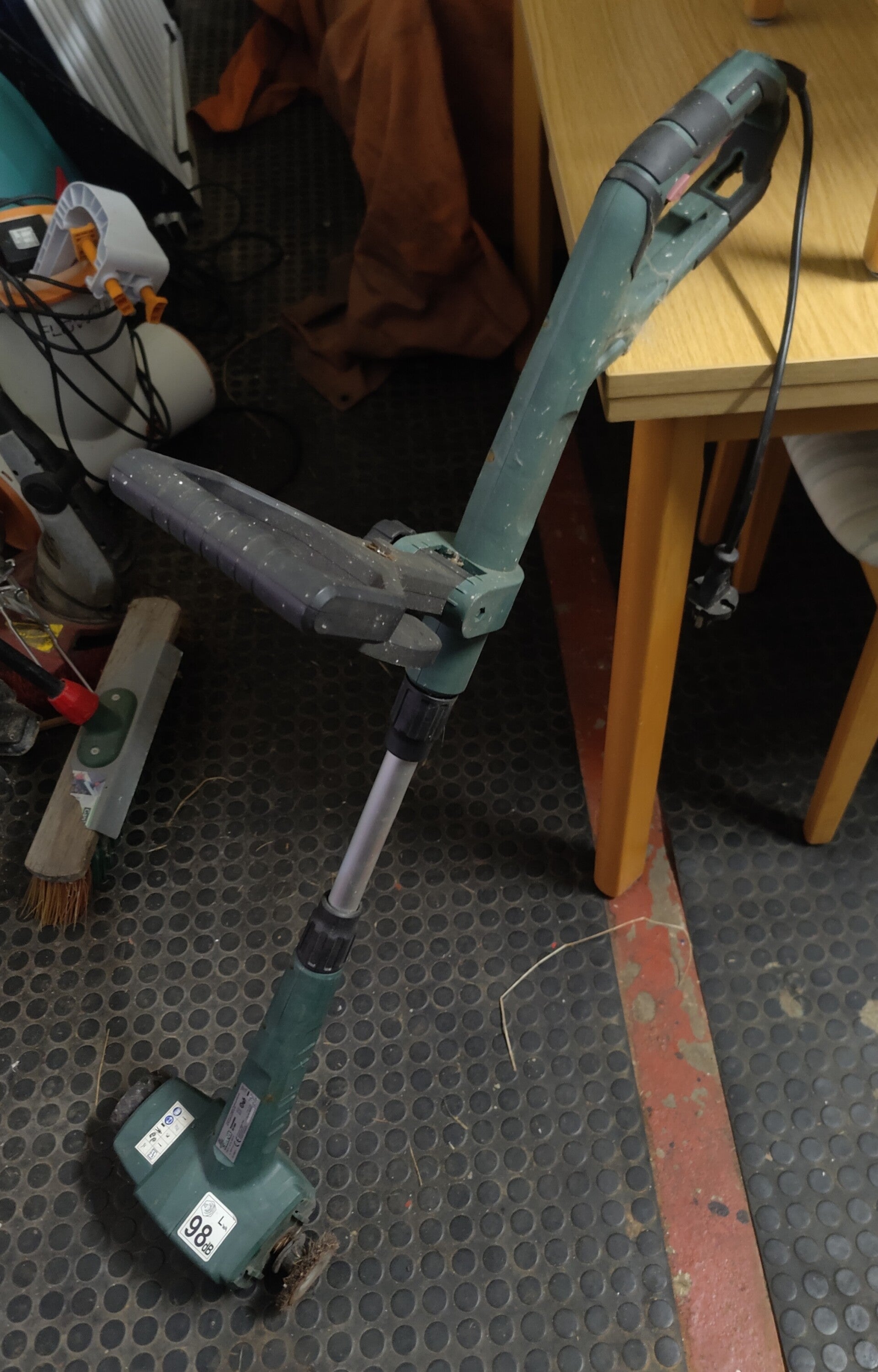 Elektrischer Fugenreiniger