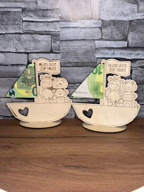 Holz-Boote zur Taufe