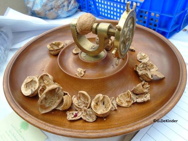 Speciale notenkraker op een notententoonstelling.