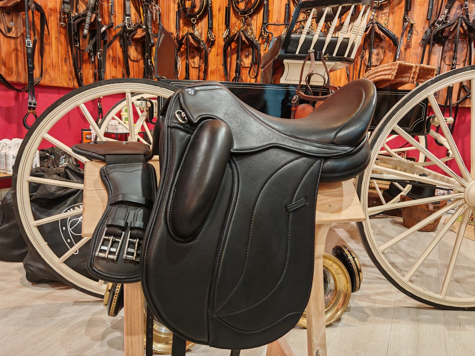 Silla de doma Omega Line monofaldón muslera con puentes intercambiables