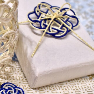 Emballage cadeau décoré en mizuhiki