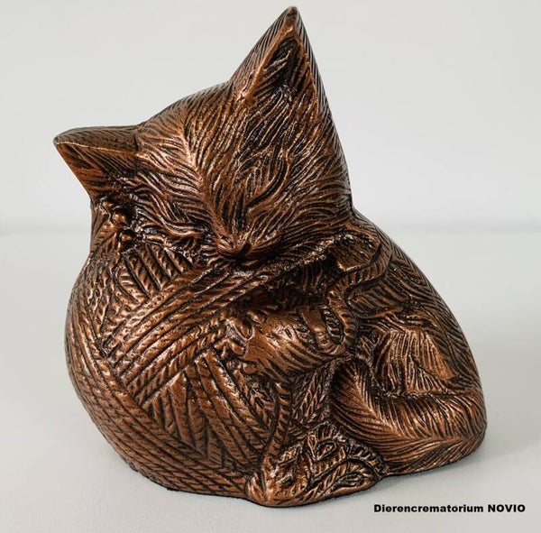 Urn kat wol bronze
