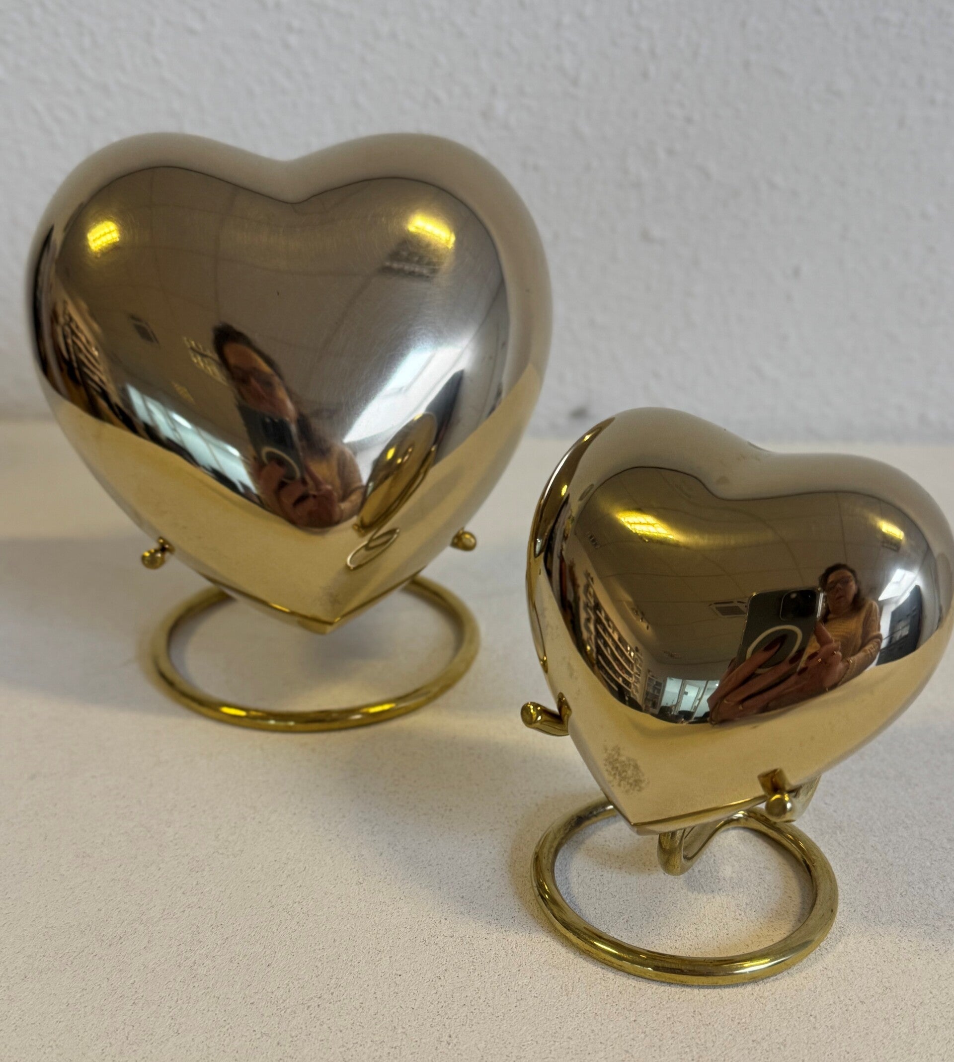 Hart medium urn Golden polished met standaard