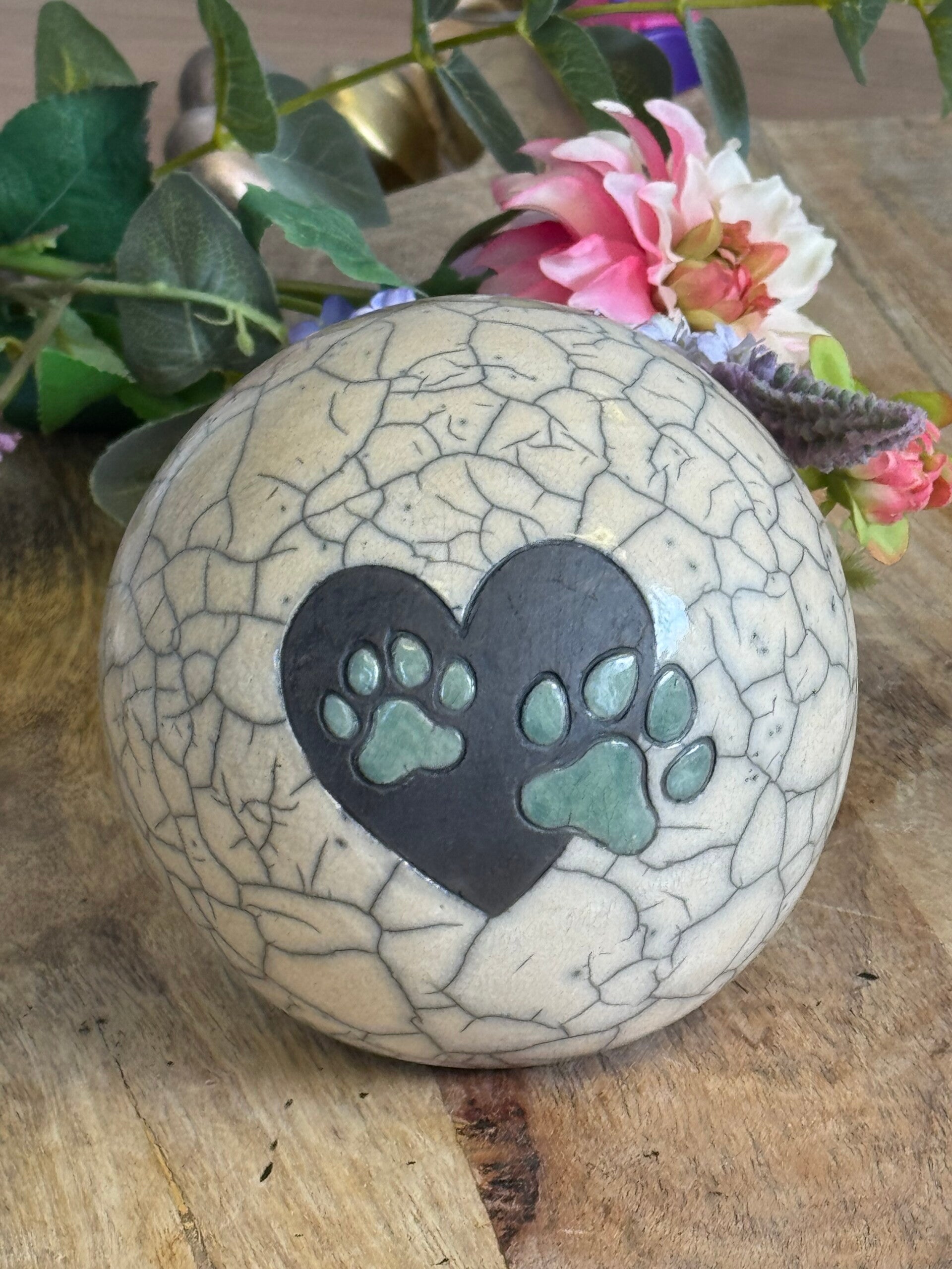 Bol urn crème met dubbele groene pootafdruk