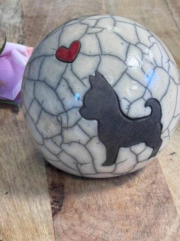 Bol urn dapper hondje met rood hartje
