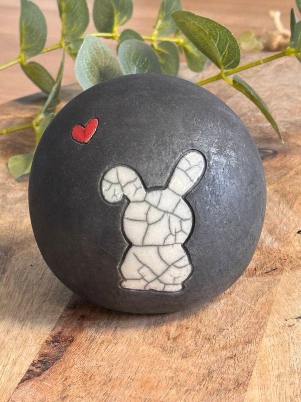 Konijnenurntje “Pluis” zwart met rood hartje