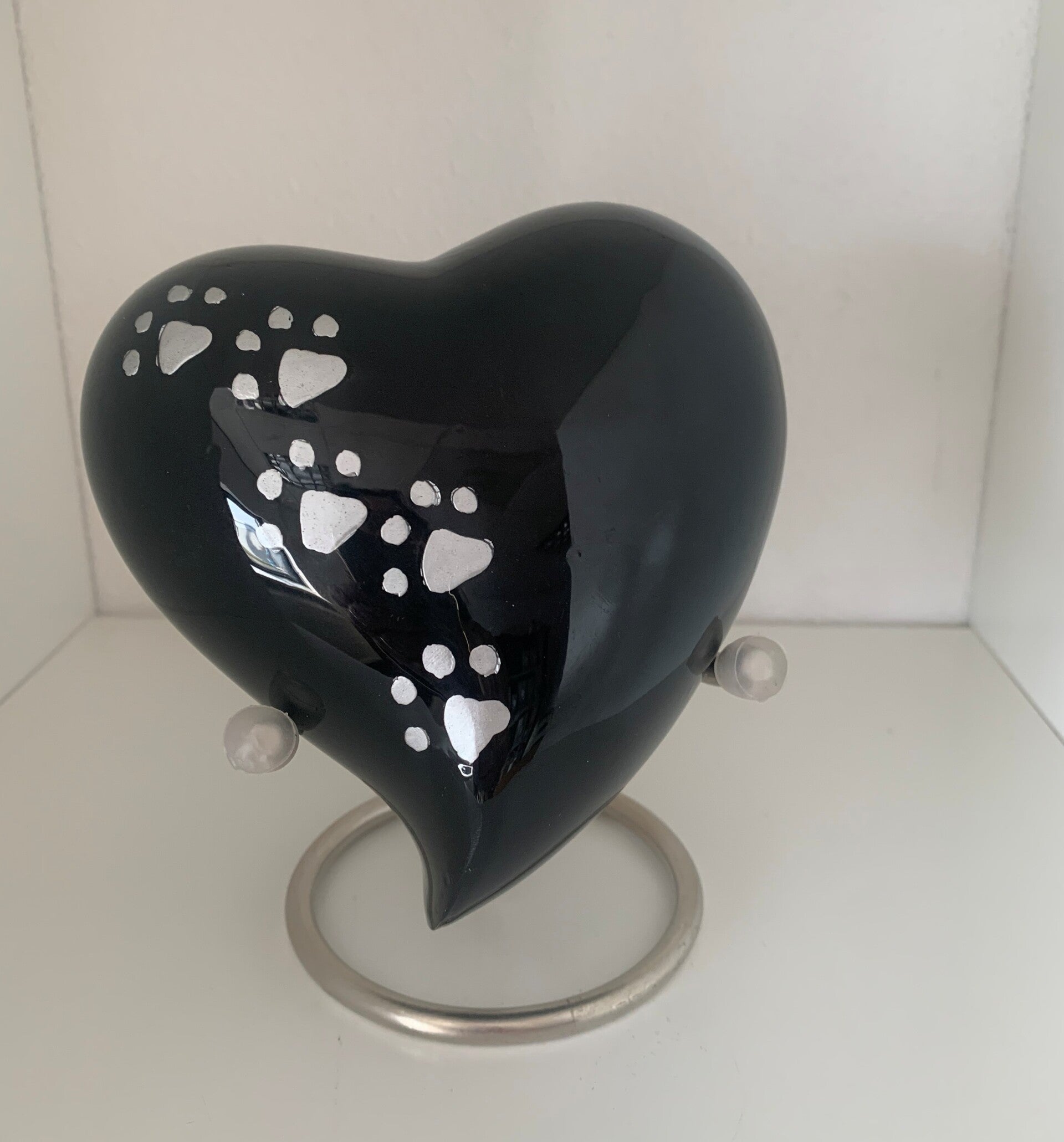 Metalen hart urn zwart met zilveren pootafdruk