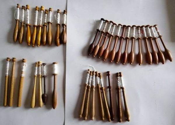 Lot de 37 anciens FUSEAUX DE DENTILLIERE