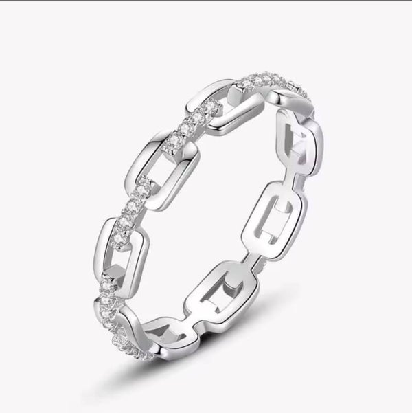 Zilverkleurige ring met schakeldesign en glinsterende steentjes