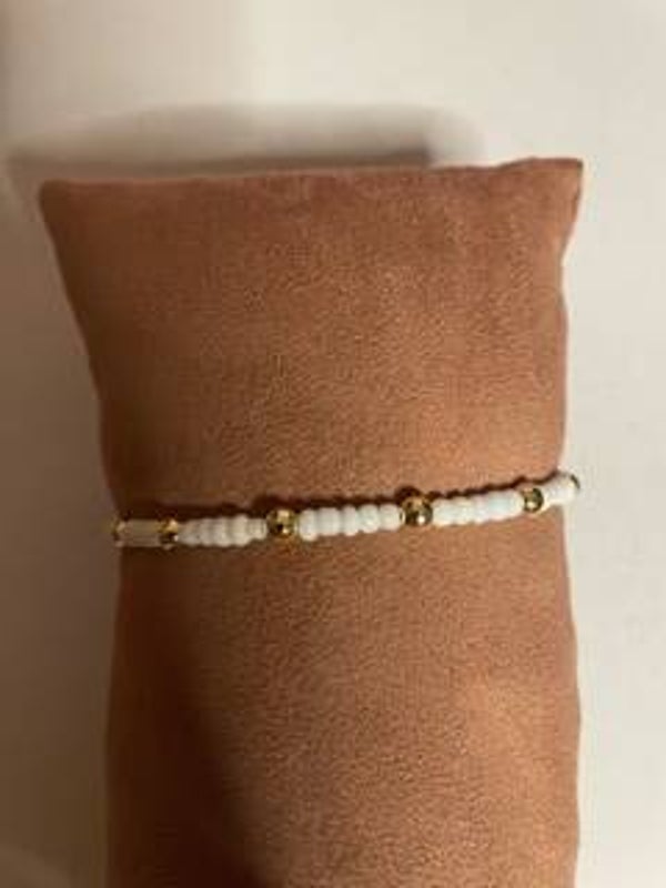 wit met goud bolletjes