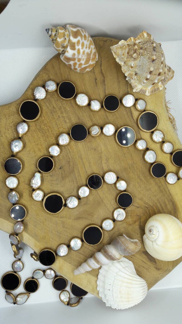 Stoere geknoopte ketting van black Onyx met coin zoetwaterparels