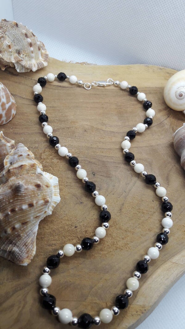 Ketting met black Onyx facet, witte schelpkralen en 925 sterling zilver