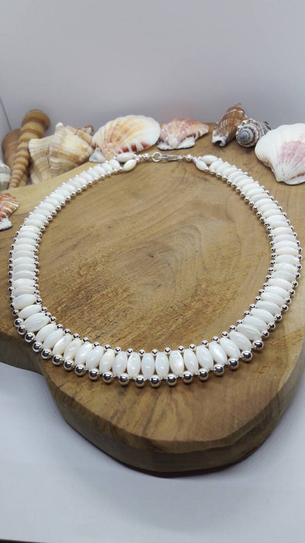 Ketting van schelpkralen met 925 sterling zilveren kralen met 925 sterling zilveren karabijnslotje