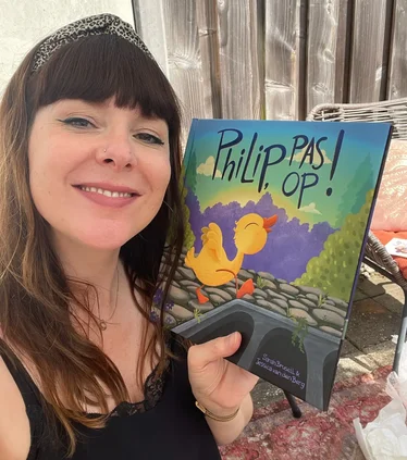 Illustrator Jessica van den Berg met haar boek Philip, pas op!